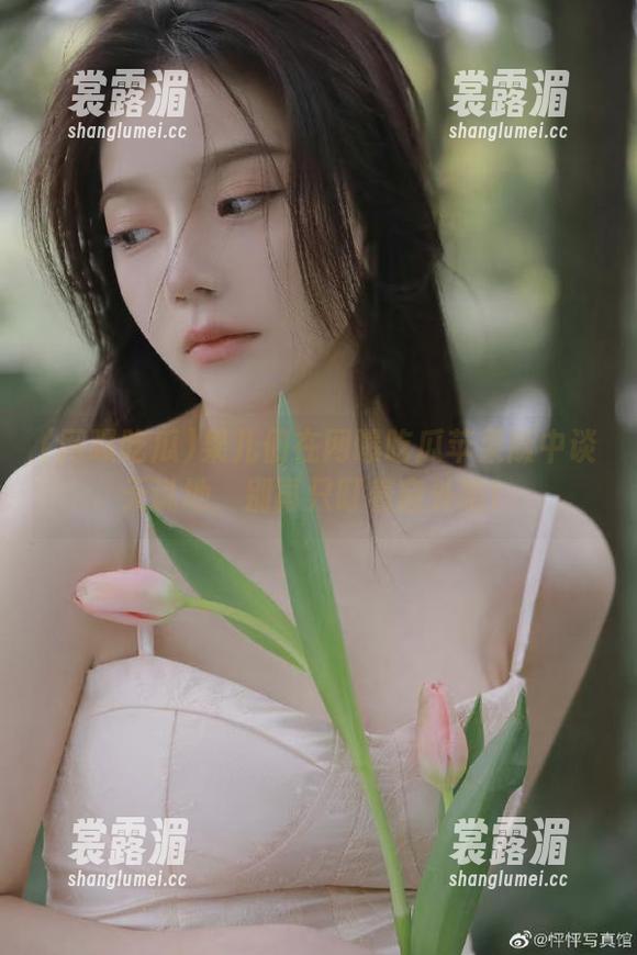 网曝吃瓜 果儿们在网曝吃瓜苹果版中谈天说地,别再只盯着窗外啦!