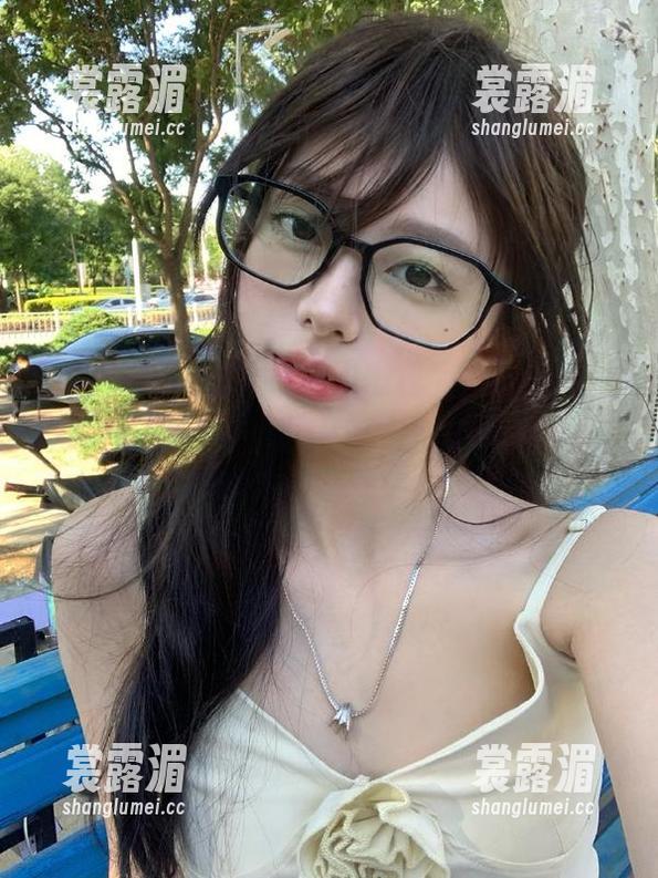 黑料网 夜深人静,“黑料网”app依旧为你送来火热话题,喂,这连睡觉的时间也不留给我了?