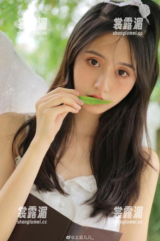 黑料网曝 黑料网曝的直达模式,让我对吃瓜的想象又多了一丝疯狂。